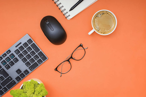 Клавіатура, комп'ютерна миша і кава на жовтому фоні
 - Фото, зображення