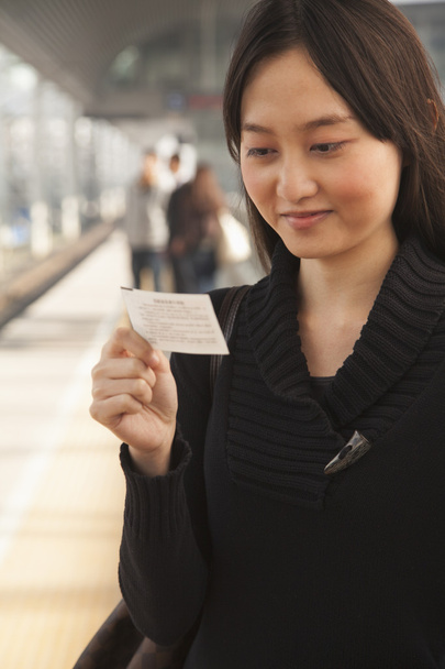 Mujer mirando billete de tren
 - Foto, Imagen