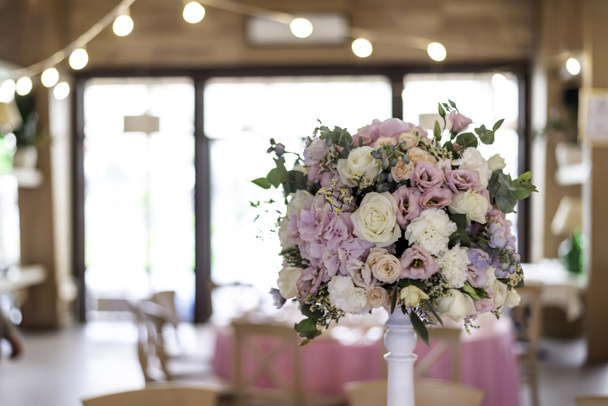 Свадебный букет розовых и лиловых пионов в руках невесты. Закрыть розовый и лиловый свадебный букет. Свадебное украшение. Свадебный букет невесты
 - Фото, изображение