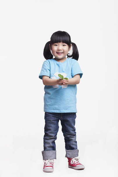 dívka stojí a drží semenáč - Fotografie, Obrázek