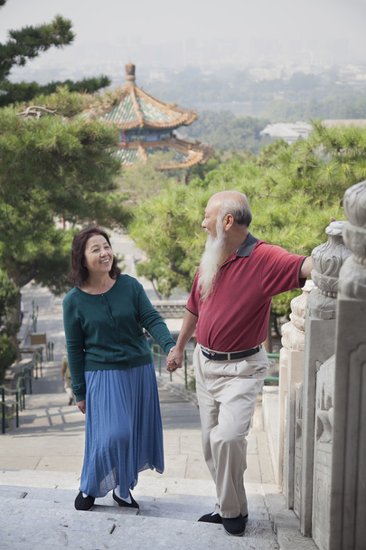 altes Paar spaziert in Beijing Shan Park - Foto, Bild