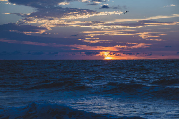 Céu azul e rosa brilhante do nascer do sol na praia do mar. Odessa, Ucrânia
 - Foto, Imagem