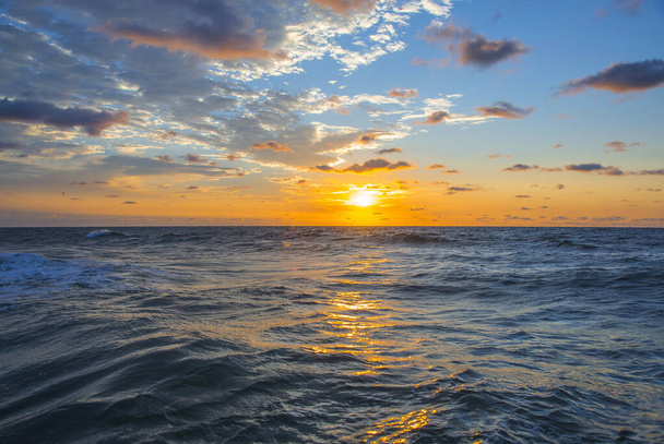 Jasne niebiesko-różowe niebo wschodu słońca na plaży morskiej. Odessa, Ukraina - Zdjęcie, obraz