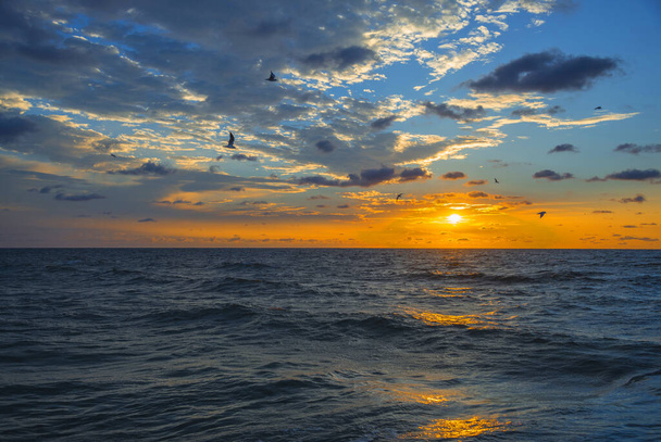 Jasne niebiesko-różowe niebo wschodu słońca na plaży morskiej. Odessa, Ukraina - Zdjęcie, obraz
