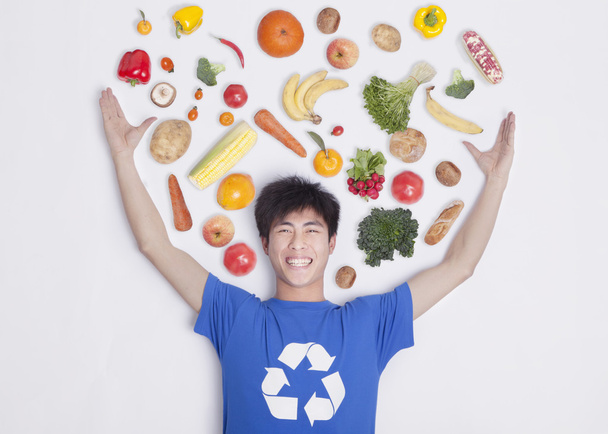 Hombre con frutas y verduras frescas
 - Foto, imagen