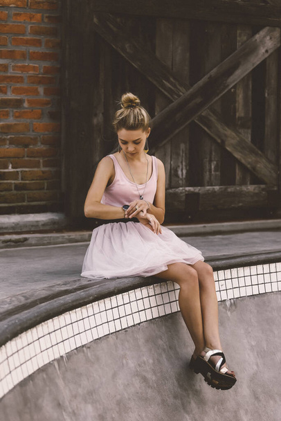 beautiful young woman posing outdoor in a skate pool.  - Foto, immagini