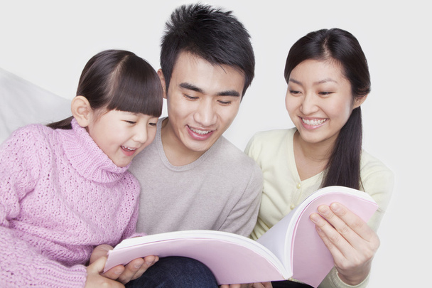 rodinné čtení na pohovce - Fotografie, Obrázek