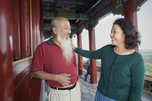 Vecchio coppia parlare in jing shan parco
 - Foto, immagini
