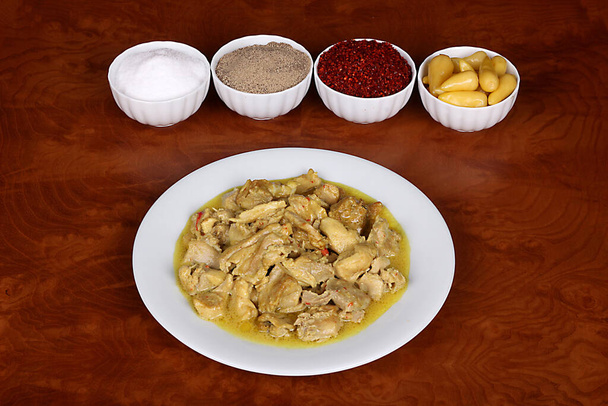 csirke nagyon finom curry mártással, illatos török fűszerekkel a tányéron - Fotó, kép