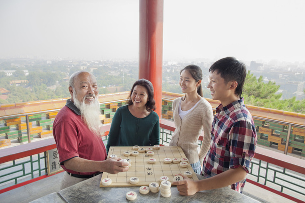 Famiglia cinese che gioca a scacchi cinesi
 - Foto, immagini