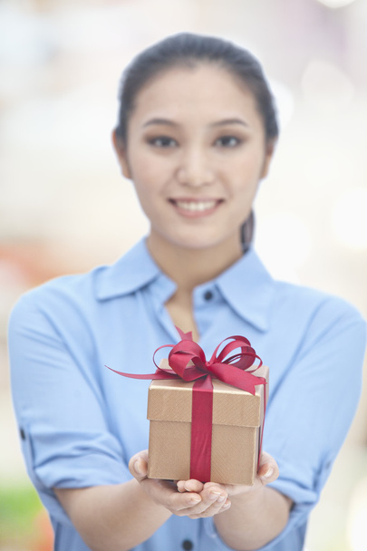 Mujer sosteniendo caja de regalo
 - Foto, imagen