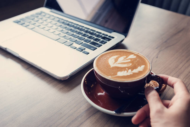 Cup of coffee on workplace desk, coffee cafe shop. - Foto, Bild