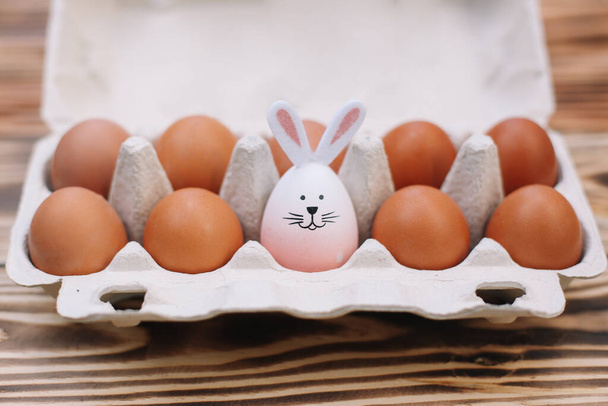 9 Paskalya yumurtası ve 1 tavşan kulaklı yumurta manzarası. Paskalya tavşanı. Metin için yer. - Fotoğraf, Görsel