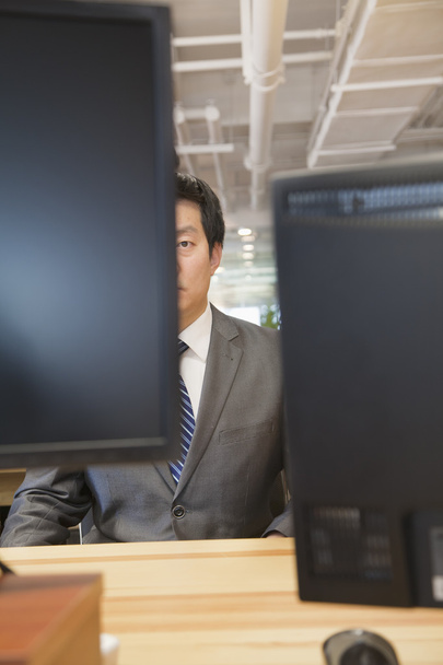 biznesmen patrząc na komputerze w biurze - Zdjęcie, obraz