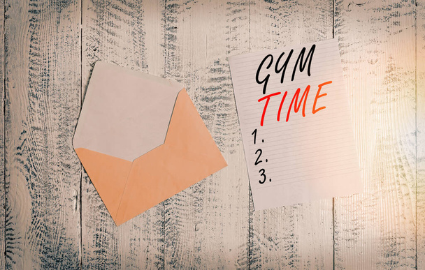 Kézírás szöveg Gym Time. Koncepció jelentése motiváció, hogy elkezd dolgozni, hogy gyakorolja fitness Front view nyitott színes boríték üres levél papír fa háttér. - Fotó, kép