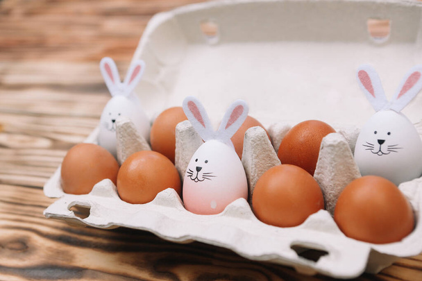 Vista superior de 7 huevos de Pascua y 3 orejas de conejo huevo. Conejo de Pascua
. - Foto, imagen
