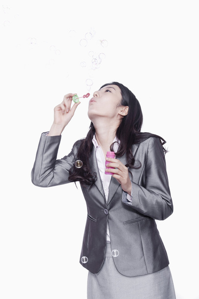 Empresária fazendo bolhas
 - Foto, Imagem