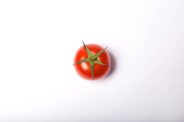 Świeże pomidory izolowane na białym, przestrzeń kopiowania - Zdjęcie, obraz