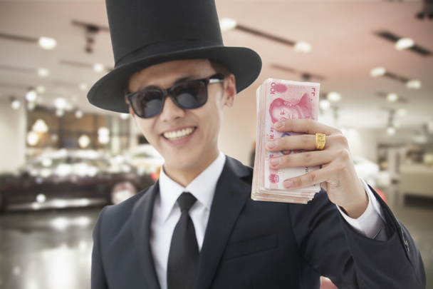 zengin bir adam parasını gösterilen - Fotoğraf, Görsel