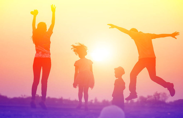 Silhouette einer glücklichen Familie und glückliche Zeit Sonnenuntergang - Foto, Bild