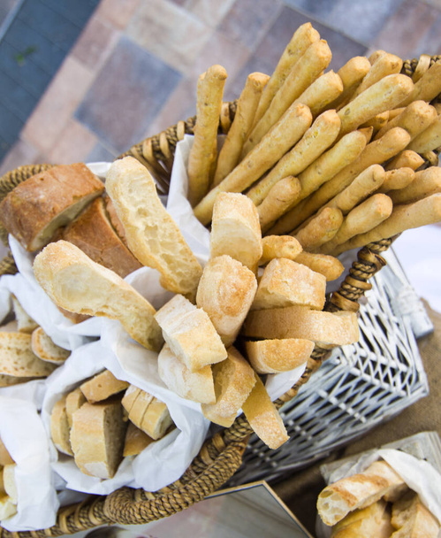 delecje i kolorowe przekąski i przekąski na imprezę lub obiad: .bread, focaccia i paluszki chlebowe - Zdjęcie, obraz