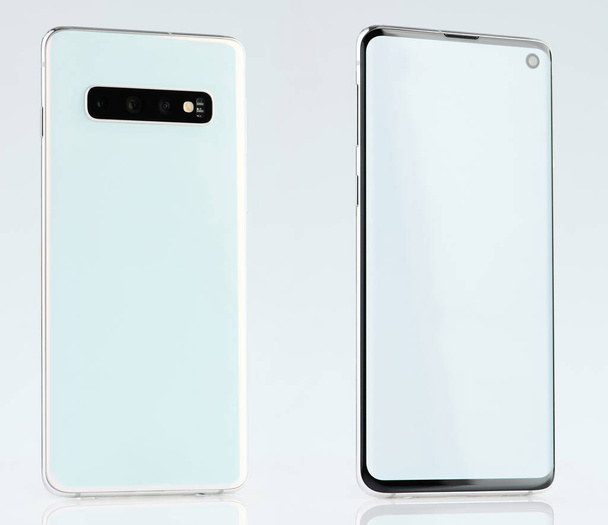 Pryzmat biały nowoczesny smartfon odizolowany na tle - Zdjęcie, obraz