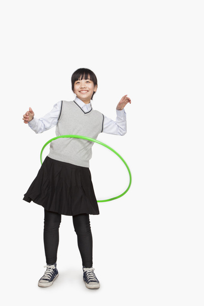 Κορίτσι που παίζει με χούλα χουπ - Φωτογραφία, εικόνα