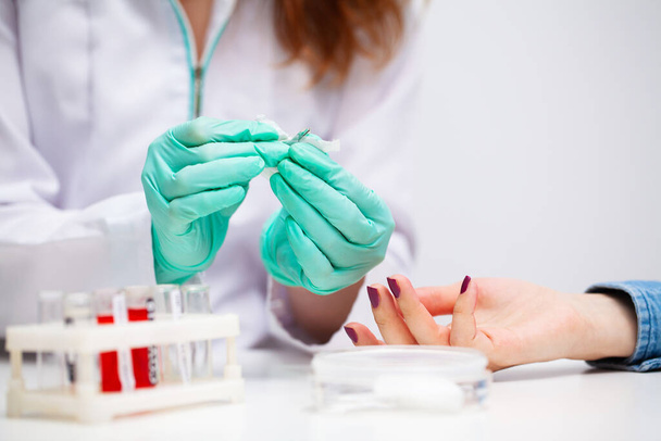 Žena v nemocnici podá krevní test na koronavirus. - Fotografie, Obrázek