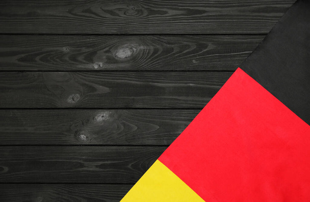 drapeau national de l'Allemagne. Gros plan. Symbole allemand. sur un fond en bois noir
 - Photo, image