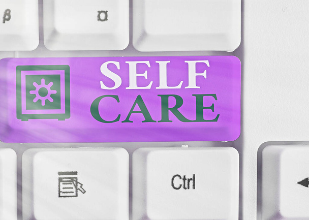Konzeptionelle Handschrift, die Self Care zeigt. Geschäftsfotos zeigen die Praxis des Handelns, die eigene Gesundheit zu erhalten oder zu verbessern. - Foto, Bild