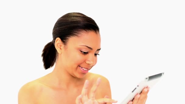 Iloinen tumma tukka nainen käyttää hänen valkoinen tabletti
 - Materiaali, video