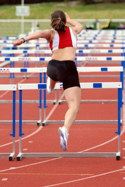 Mulher no início de uma corrida de atletismo
 - Foto, Imagem