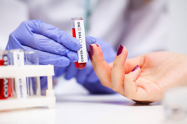 Женщина в больнице сдаёт анализ крови на коронавирус.
 - Фото, изображение