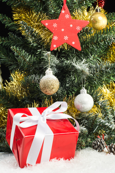 Χριστουγεννιάτικο δέντρο και κουτιά δώρων - Φωτογραφία, εικόνα