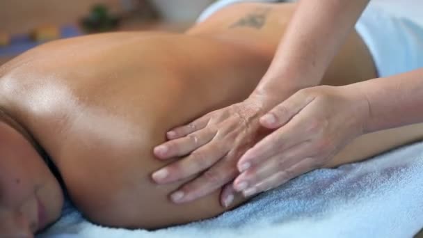 masaż terapii kobieta broni - Materiał filmowy, wideo