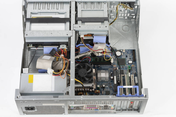 Oude desktop computer, binnen floppy disk drive, cd drive, harde schijf, moederbord, voeding eenheid. PC zonder bovenboord.   - Foto, afbeelding