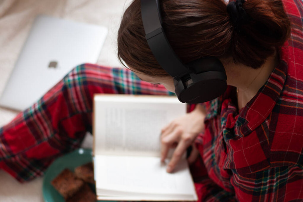 Woman With Headphones Reading a Book Knowledge Relax Concept - Fotografie, Obrázek
