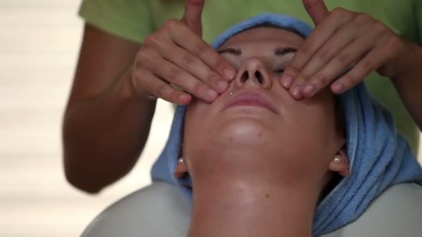 Nainen terapeutti varovasti hierovat kasvojen ihoa
 - Materiaali, video