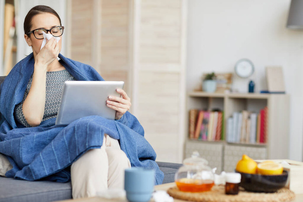 Mulher doente com tablet pc em casa
 - Foto, Imagem