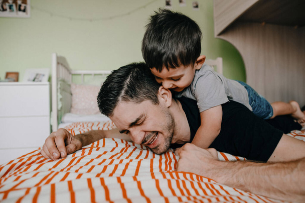 Πατέρας και γιος στο κρεβάτι, ευτυχισμένες στιγμές - Φωτογραφία, εικόνα