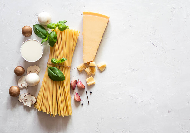 Zestaw produktów do pysznego włoskiego makaronu z grzybami. Widok z góry, przestrzeń kopiowania - Zdjęcie, obraz