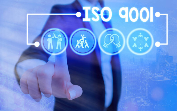 Fogalmi kézírás, amely az ISO 9001-et mutatja. Üzleti fotóbemutató célja, hogy segítse a szervezetek igényeinek kielégítése az ügyfelek. - Fotó, kép