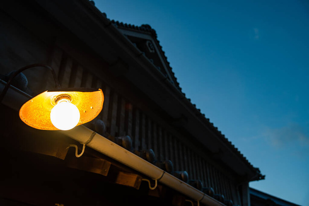 Iluminación exterior de una antigua casa japonesa
 - Foto, imagen