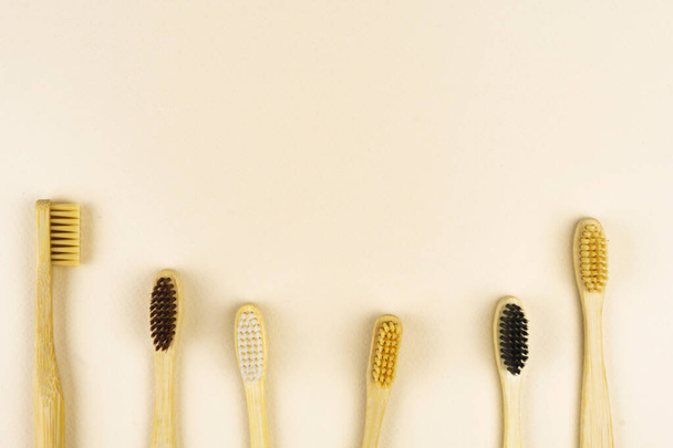 Establecer cepillos de dientes de bambú ecológicos sobre fondo amarillo pastel
. - Foto, Imagen