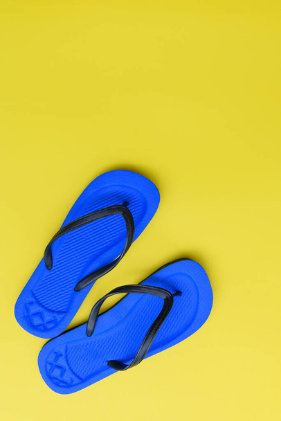 Lapos fektetés, strand flip flops cipő sárga háttér, felső nézet - Fotó, kép