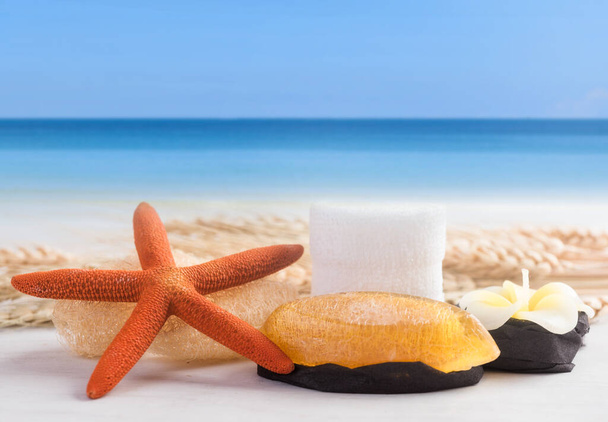 Rozgwiazdy i produkty aromaterapii spa z błękitnym tle morza - Zdjęcie, obraz