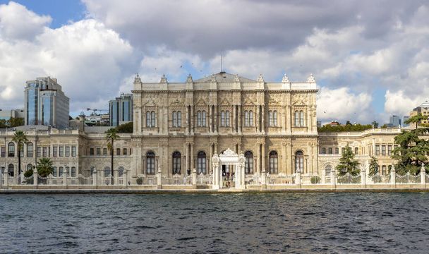 Näkymä Dolmabahce Palace alkaen Bosphorus salmen Istanbulissa, Turkki
 - Valokuva, kuva