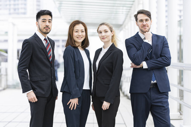 Különböző nemzetiségű férfi és női tagokból álló üzletember-csoport - Fotó, kép