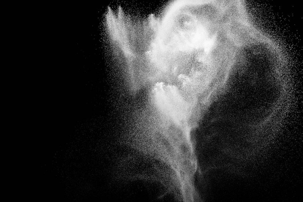 Weißes Pulver explosion.Freeze Bewegung von weißen Staubpartikeln auf schwarzem Hintergrund. - Foto, Bild