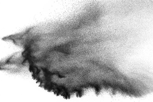Zwarte poeder explosie tegen witte achtergrond. Houtskoolstofdeeltjes die in de lucht uitademen. - Foto, afbeelding